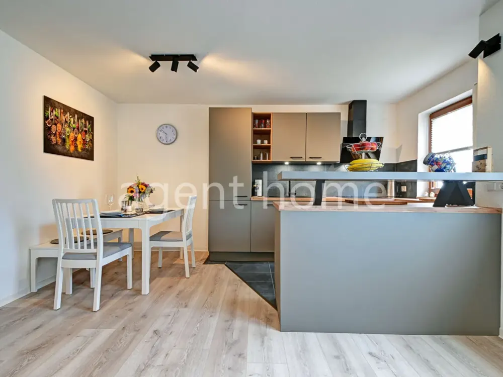 MÖBLIERT -TOLLES WOHNEN - Wohnung mit Terrasse und Stellplatz