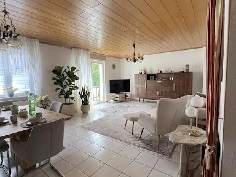 Grosszügige 2 Zimmer Wohnung 78 qm mit Balkon zu vermieten
