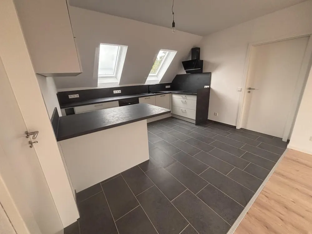 Dachgeschosswohnung mit großer Wohnküche, EBK, Stellplatz und Glasfaser in Wunstorf-Kolenfeld