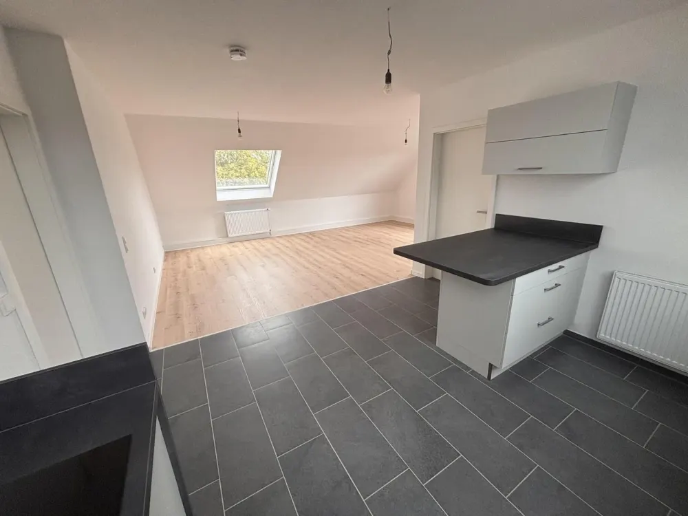 Dachgeschosswohnung mit großer Wohnküche, EBK, Stellplatz und Glasfaser in Wunstorf-Kolenfeld