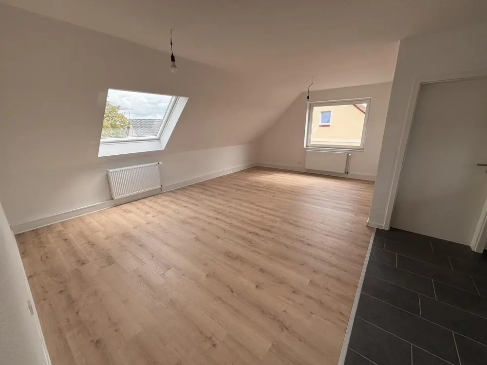 Dachgeschosswohnung mit großer Wohnküche, EBK, Stellplatz und Glasfaser in Wunstorf-Kolenfeld