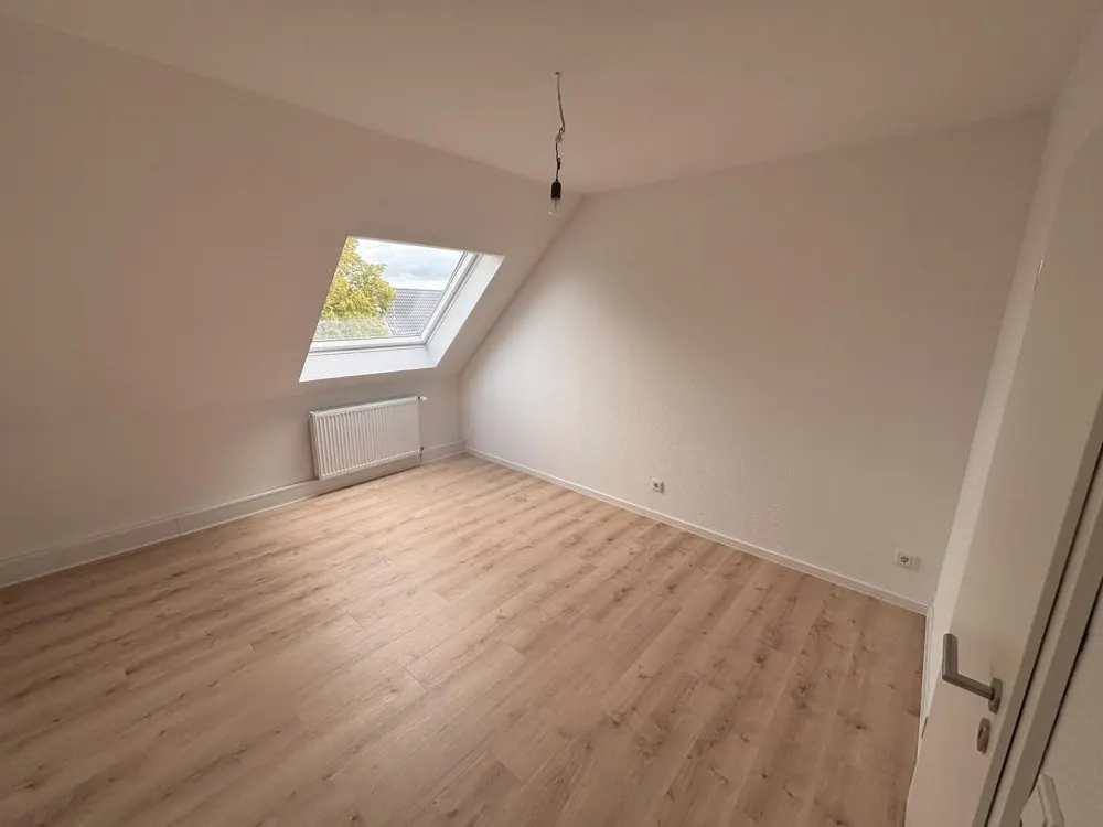 Dachgeschosswohnung mit großer Wohnküche, EBK, Stellplatz und Glasfaser in Wunstorf-Kolenfeld