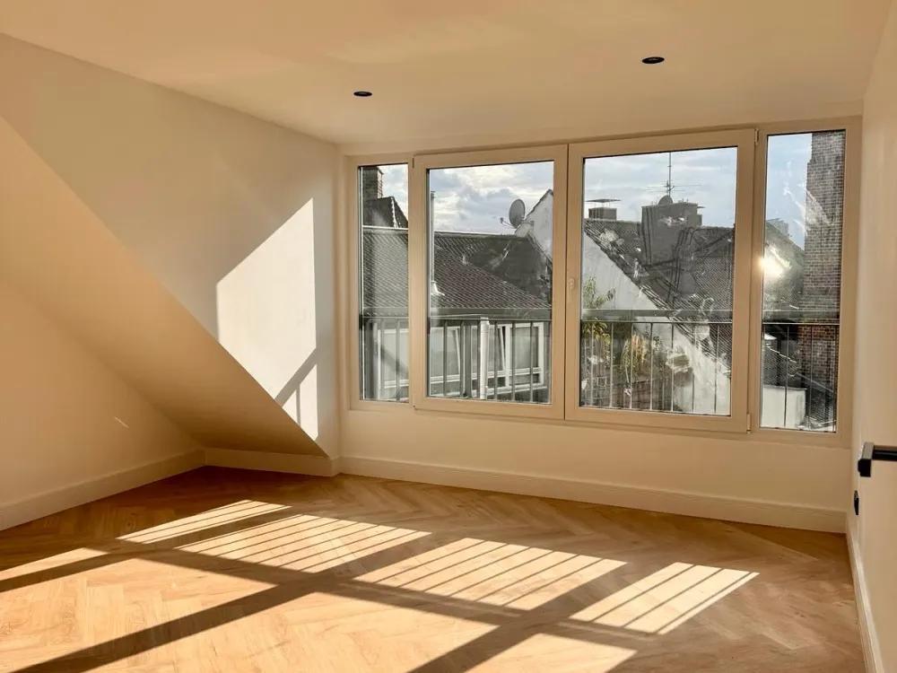 Bright Newly Renovated Loft Apartment with Roof Terrace and Fitted Kitchen