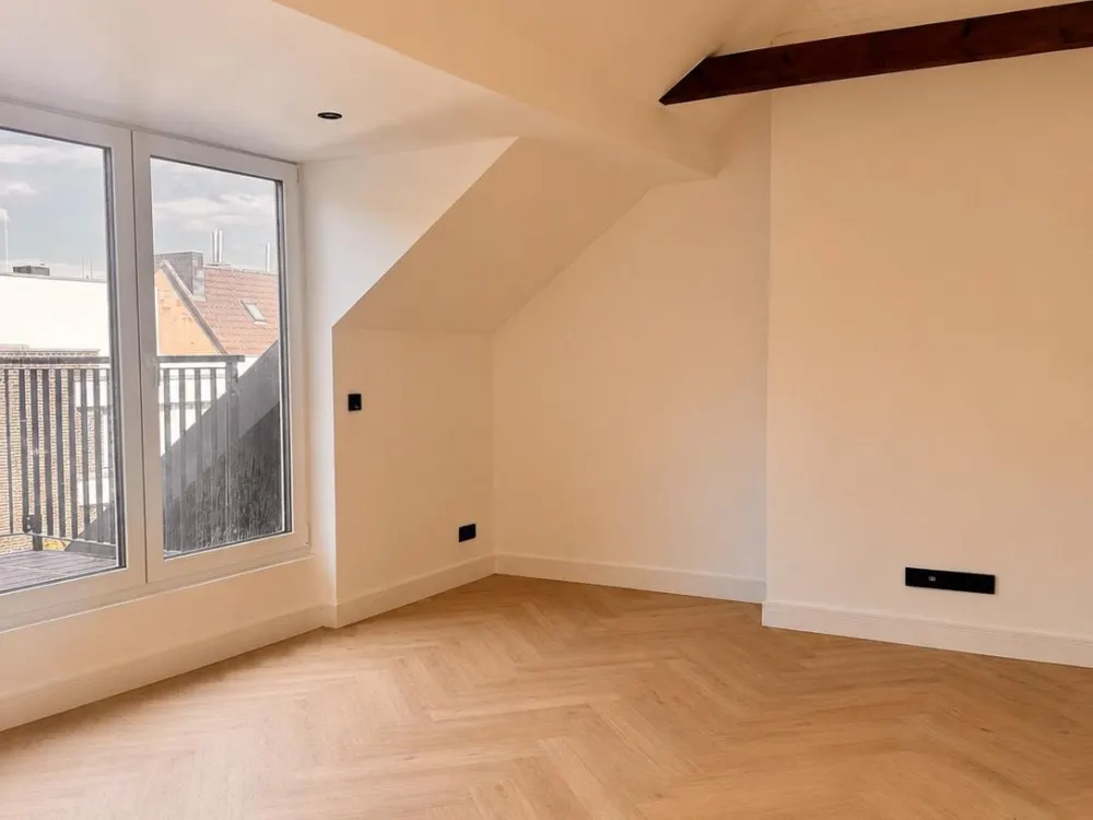 Bright Newly Renovated Loft Apartment with Roof Terrace and Fitted Kitchen