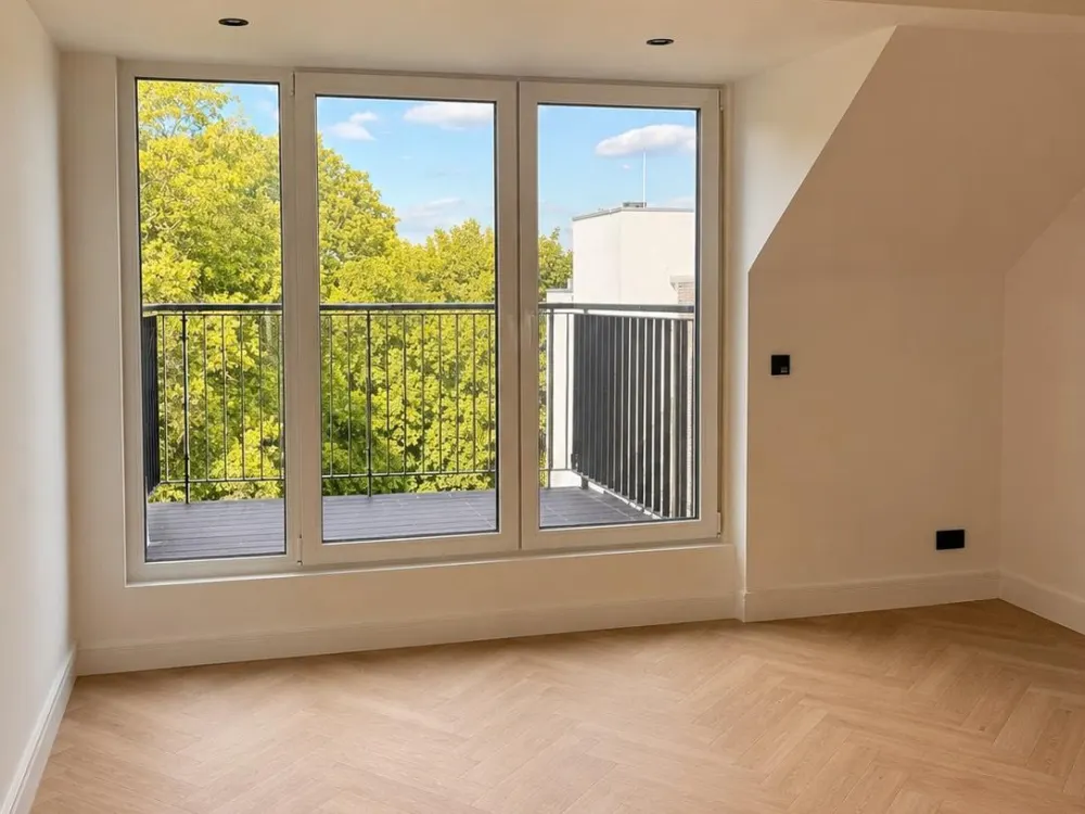 Bright Newly Renovated Loft Apartment with Roof Terrace and Fitted Kitchen