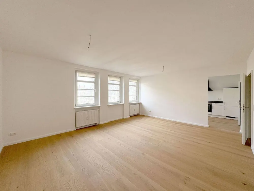 ERSTBEZUG AUF ZWEI EBENEN | Sanierte 3-Raum-Wohnung mit Sonnenloggia