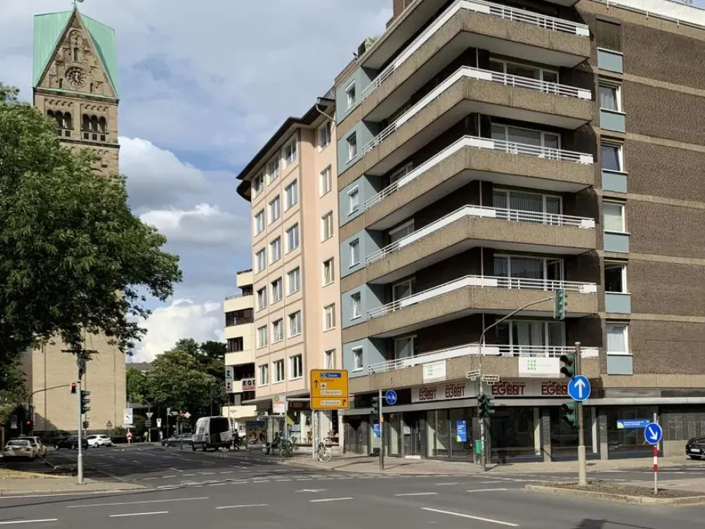 Großzügige 5-Zimmer Wohnung mit großem Balkon und viel Gestaltungspotenzial in Pempelfort