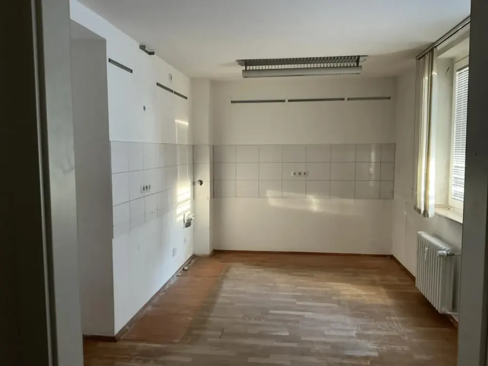 Großzügige 5-Zimmer Wohnung mit großem Balkon und viel Gestaltungspotenzial in Pempelfort