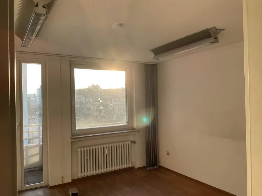 Großzügige 5-Zimmer Wohnung mit großem Balkon und viel Gestaltungspotenzial in Pempelfort