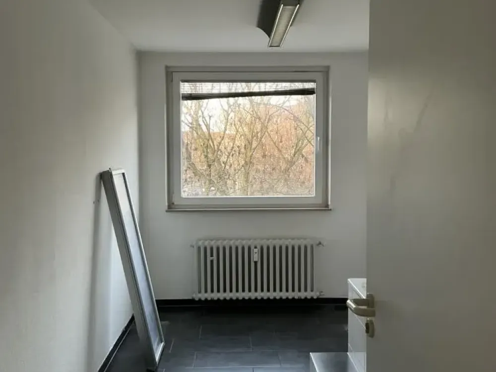 Großzügige 5-Zimmer Wohnung mit großem Balkon und viel Gestaltungspotenzial in Pempelfort