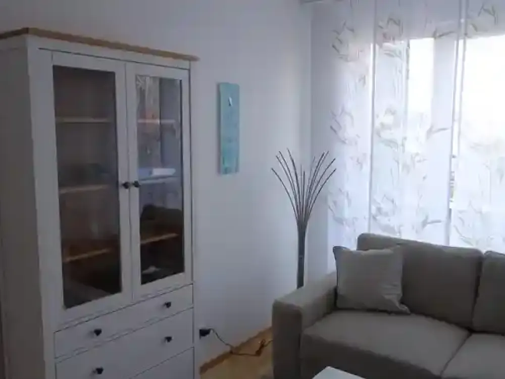 Provisionsfrei: vollmöblierte 2-Zimmer-Wohnung mit großer, sonniger Dachterrasse