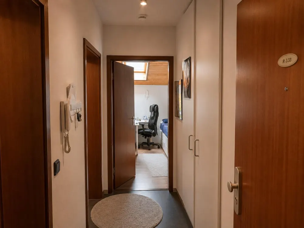 Komplett möblierte 2-Zi.-DG-Wohnung |Untermiete. NäheS-Bahn