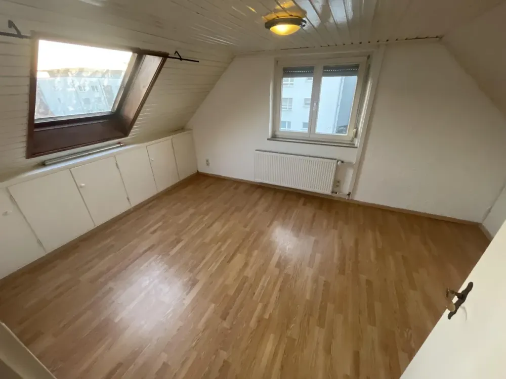 Sonnige 3 Zimmer DG-Whg.m.Stellplatz und Einbauküche in Stammheim ruhige Straße