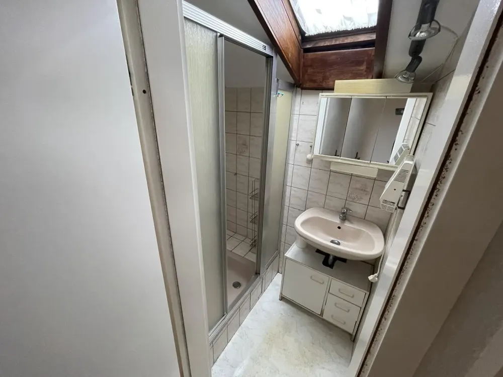 Sonnige 3 Zimmer DG-Whg.m.Stellplatz und Einbauküche in Stammheim ruhige Straße
