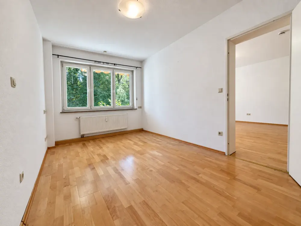 Helle 2-Zimmer-Wohnung mit zwei Balkonen und Parkett direkt am Kurpark
