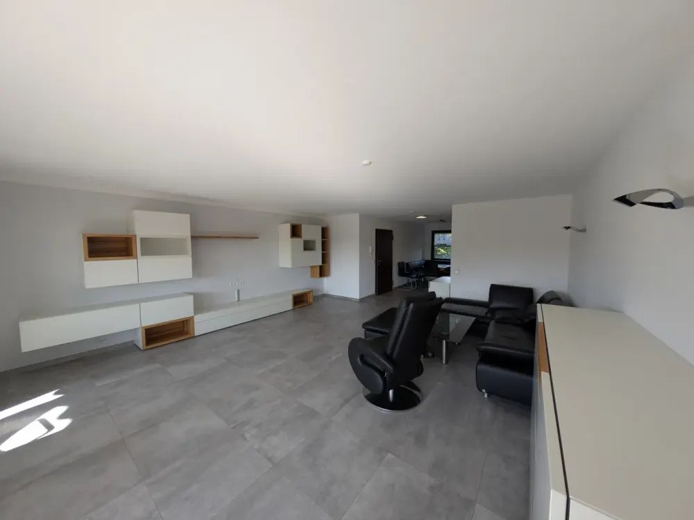 Geräumige 4,5 Zimmerwohnung mit 2 Balkonen und Tiefgaragenplatz auf der Diezenhalde