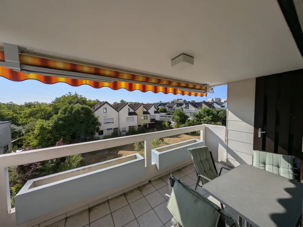Geräumige 4,5 Zimmerwohnung mit 2 Balkonen und Tiefgaragenplatz auf der Diezenhalde