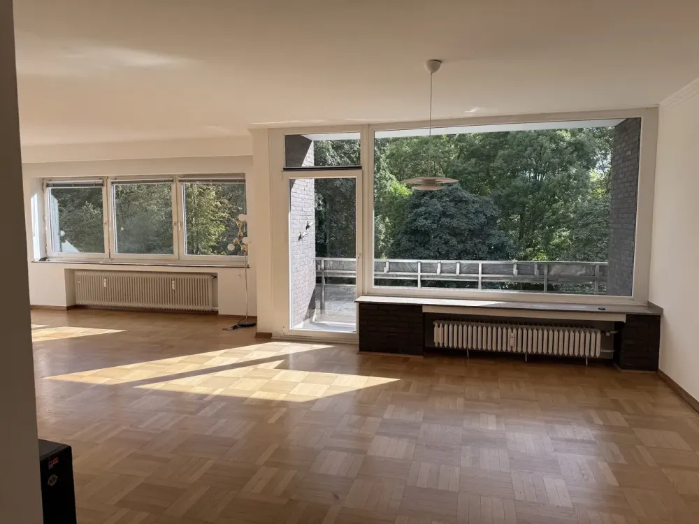 Spacious Living: Bright 3-Room Apartment (116 m²) with 2 Balconies Directly at Stadtgarten