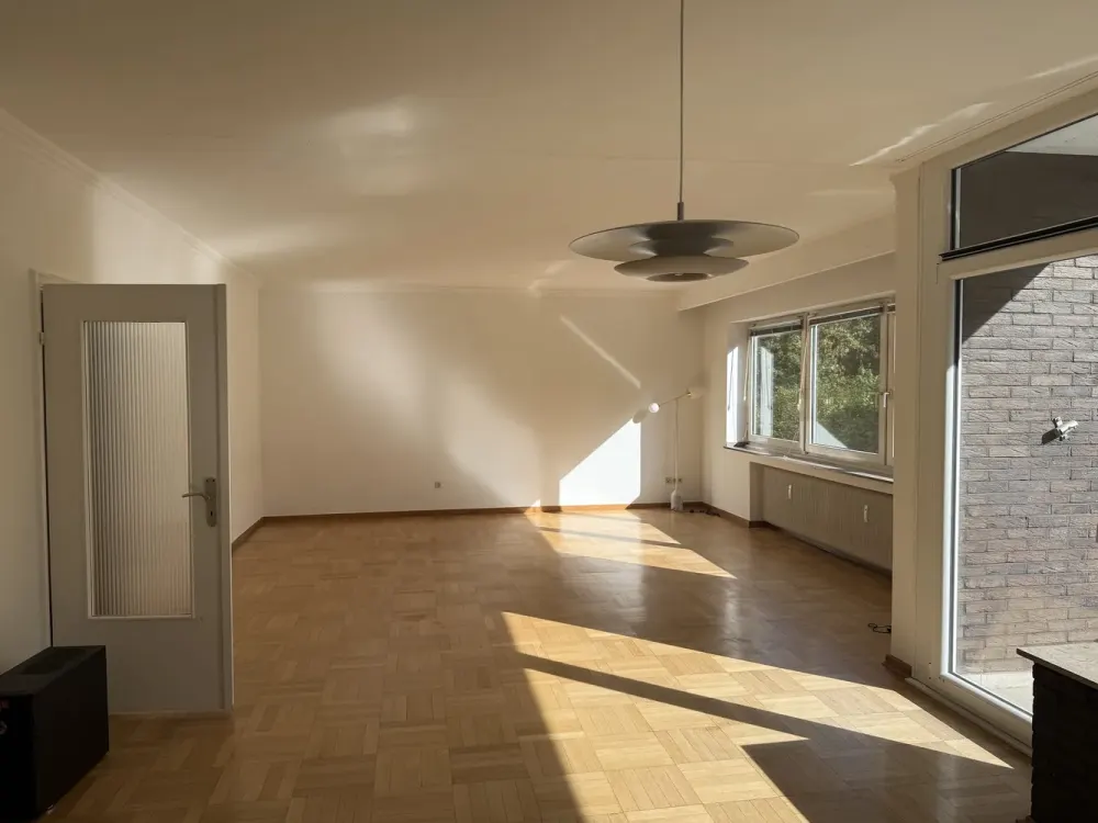 Spacious Living: Bright 3-Room Apartment (116 m²) with 2 Balconies Directly at Stadtgarten