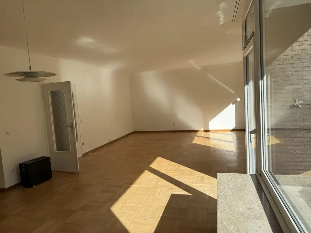 Spacious Living: Bright 3-Room Apartment (116 m²) with 2 Balconies Directly at Stadtgarten