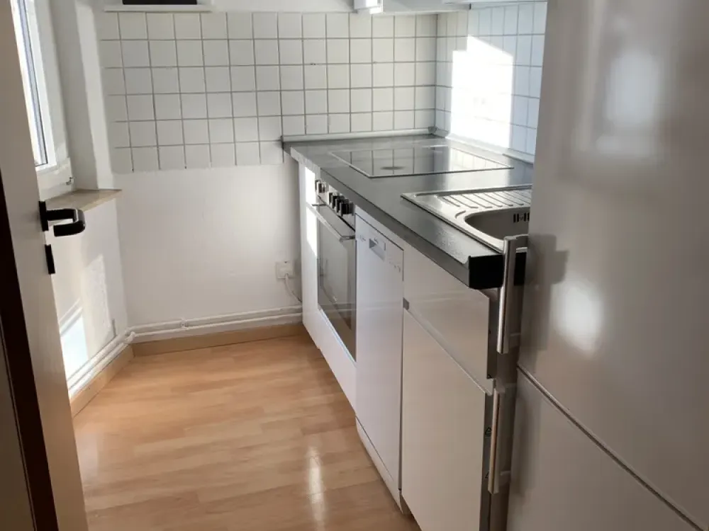 Sehr schöne 2-Zimmer DG Whg, renoviert, möbliert + Einbauküche
