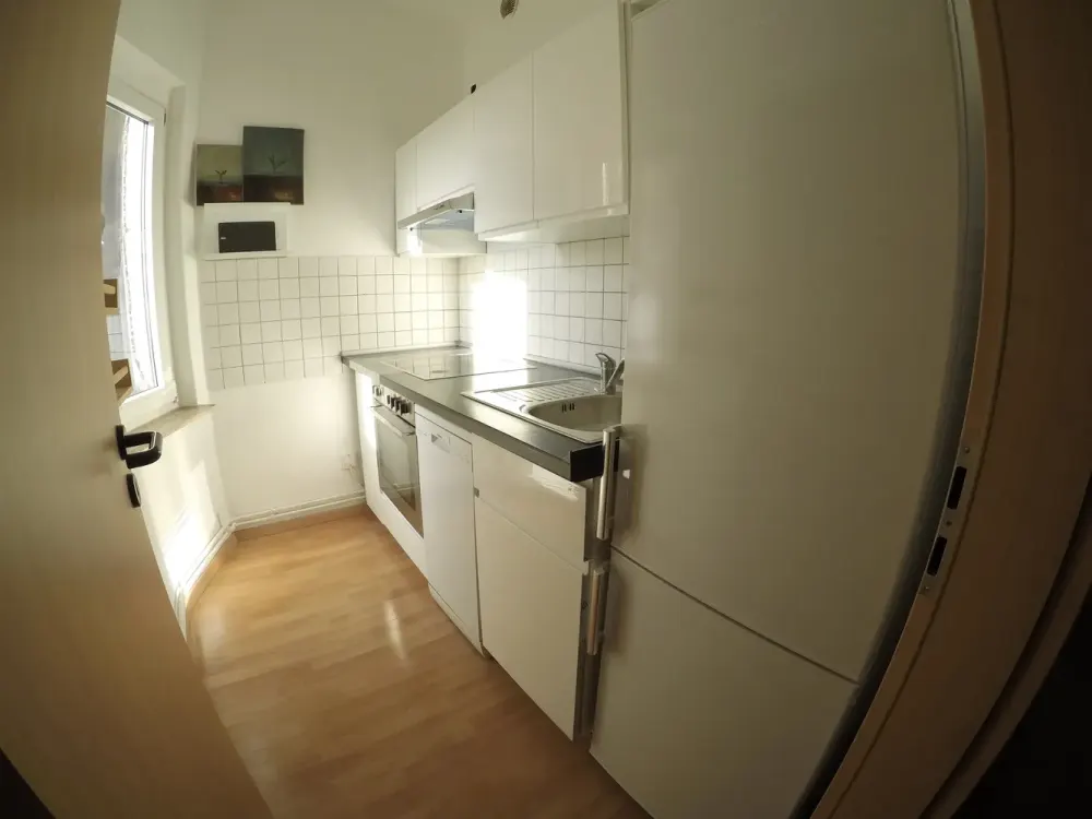 Sehr schöne 2-Zimmer DG Whg, renoviert, möbliert + Einbauküche