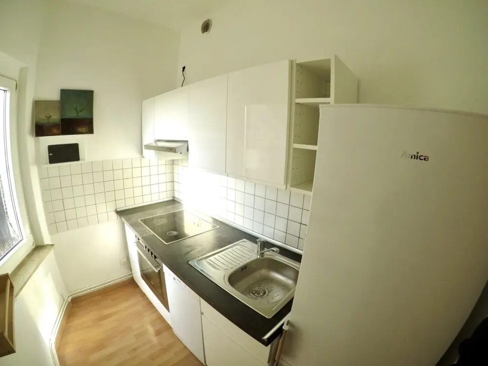 Sehr schöne 2-Zimmer DG Whg, renoviert, möbliert + Einbauküche
