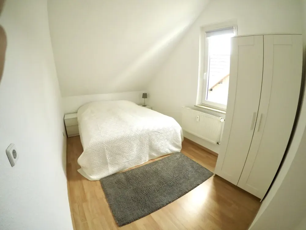 Sehr schöne 2-Zimmer DG Whg, renoviert, möbliert + Einbauküche