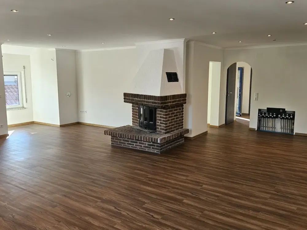 Moderne helle 3,5-Zimmer Wohnung mit Balkon und Kamin in Raunheim