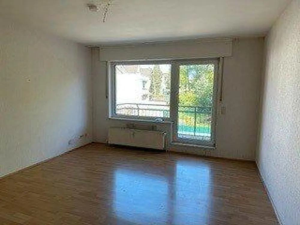Mitten in der Stadt mit Blick ins Grüne: 2,5 Zi.-Whg. mit Balkon