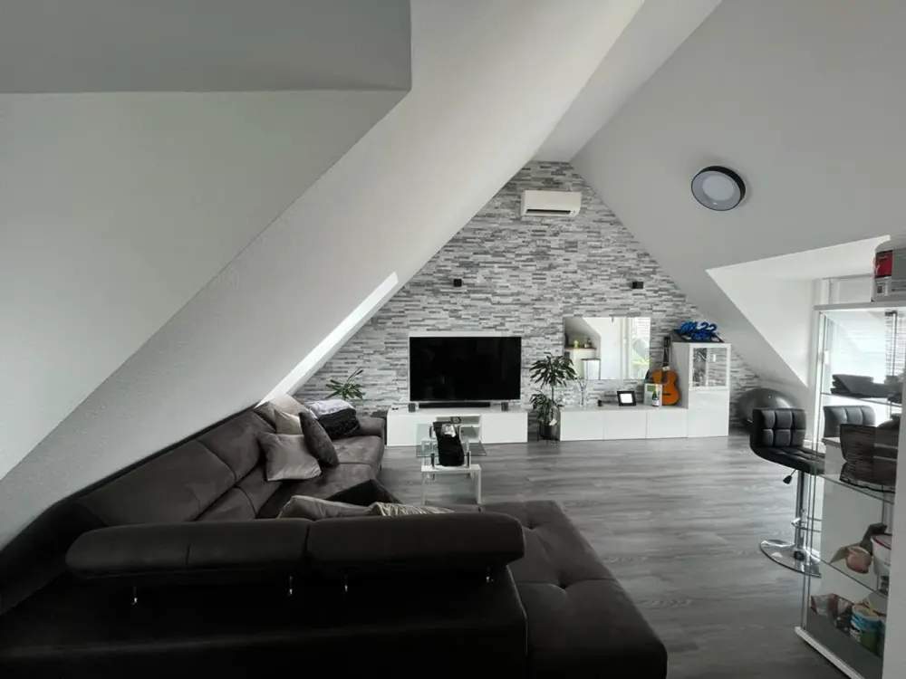 Attraktive 2,5 Zimmerwohnung mit Dachterrasse und Klimaanlage