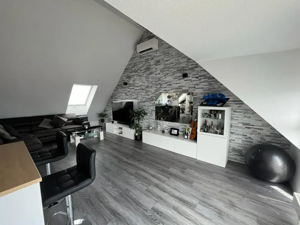 Attraktive 2,5 Zimmerwohnung mit Dachterrasse und Klimaanlage