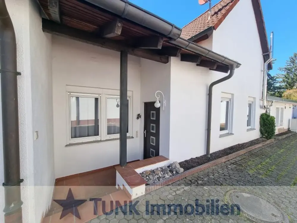 Hausähnliche 3,5 Zi - Wohnung mit Autostellplatz und optionaler Einbauküche in Kahl!