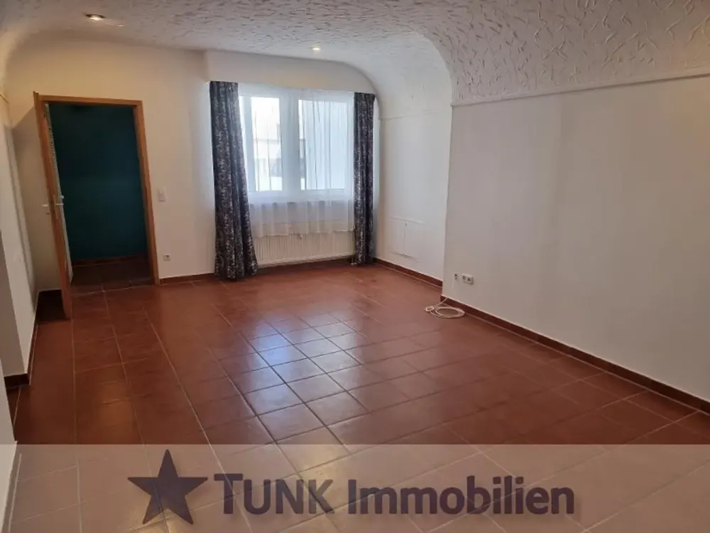 Hausähnliche 3,5 Zi - Wohnung mit Autostellplatz und optionaler Einbauküche in Kahl!