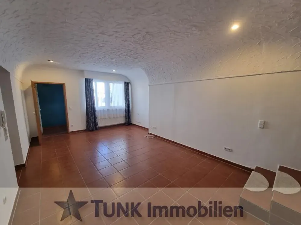 Hausähnliche 3,5 Zi - Wohnung mit Autostellplatz und optionaler Einbauküche in Kahl!