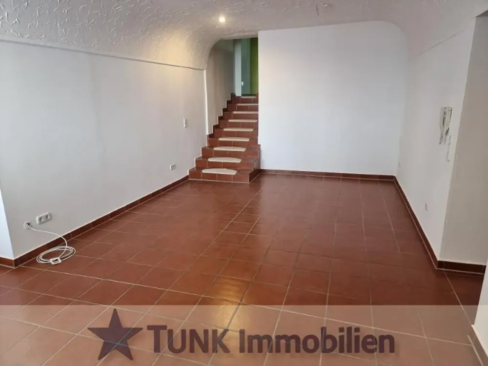 Hausähnliche 3,5 Zi - Wohnung mit Autostellplatz und optionaler Einbauküche in Kahl!