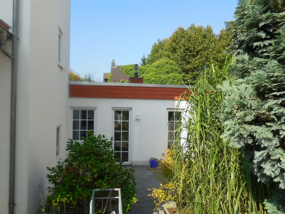 82 m² große 2-Zimmer-Terrassen- Wohnung mit offener weißer Einbauküche und eigenem Eingang