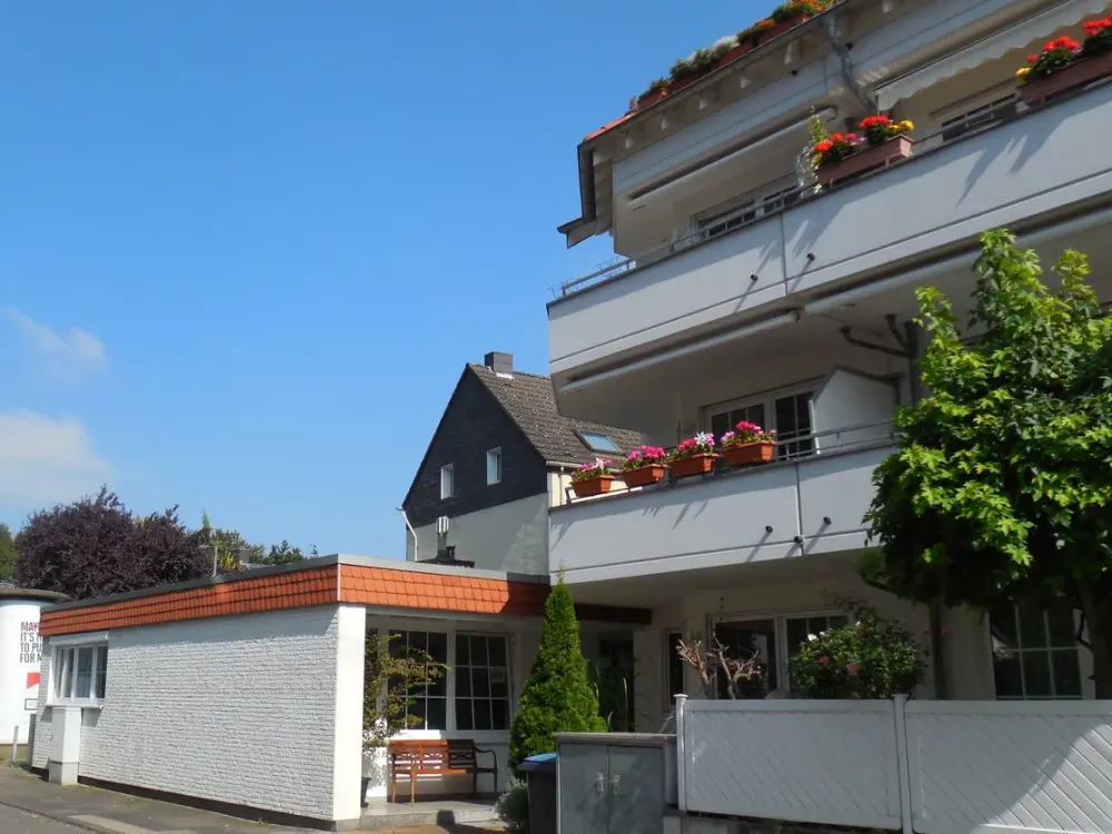 82 m² große 2-Zimmer-Terrassen- Wohnung mit offener weißer Einbauküche und eigenem Eingang