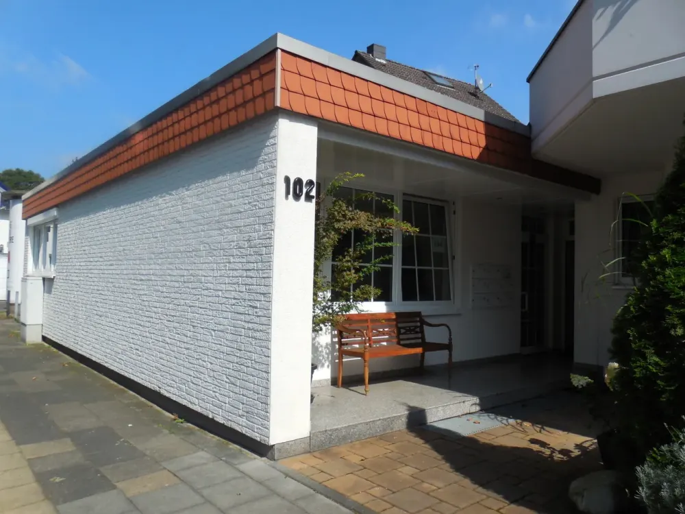82 m² große 2-Zimmer-Terrassen- Wohnung mit offener weißer Einbauküche und eigenem Eingang