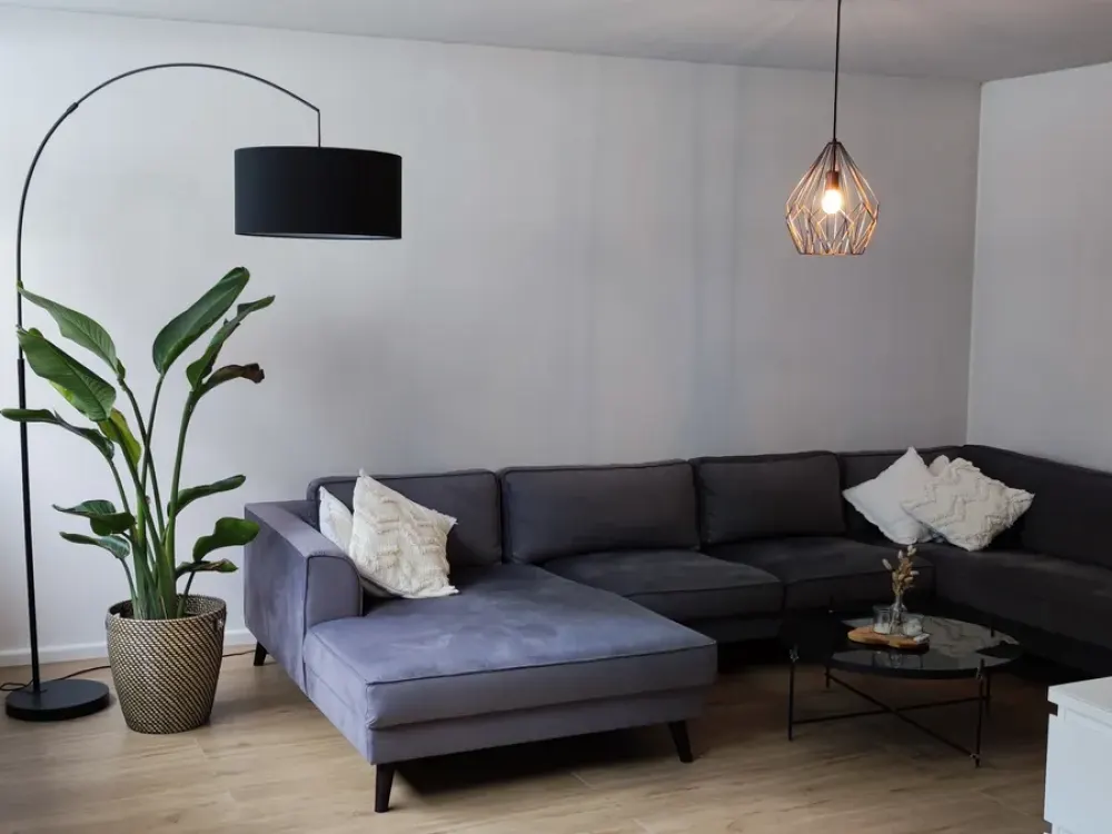 82 m² große 2-Zimmer-Terrassen- Wohnung mit offener weißer Einbauküche und eigenem Eingang
