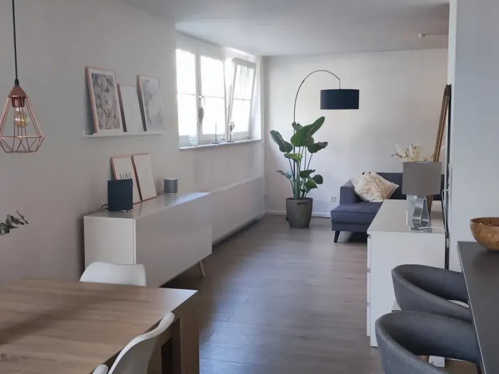 82 m² große 2-Zimmer-Terrassen- Wohnung mit offener weißer Einbauküche und eigenem Eingang