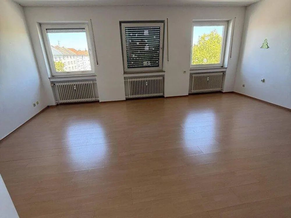 3-Zimmer-Wohnung im 4. OG mit Aufzug - mit Raum für eigene Ideen in zentraler Lage von Nürnberg