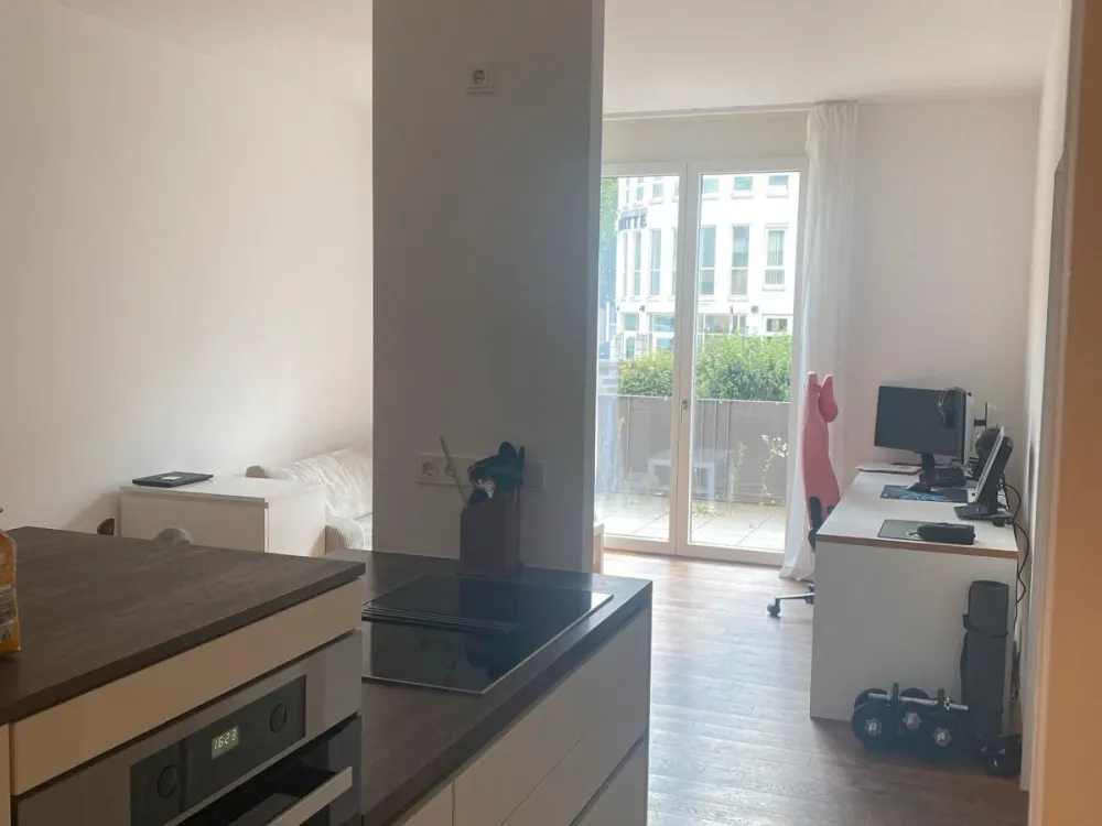 Helle 2 1/2 Zimmer Wohnung in Neubau, teilmöbliert