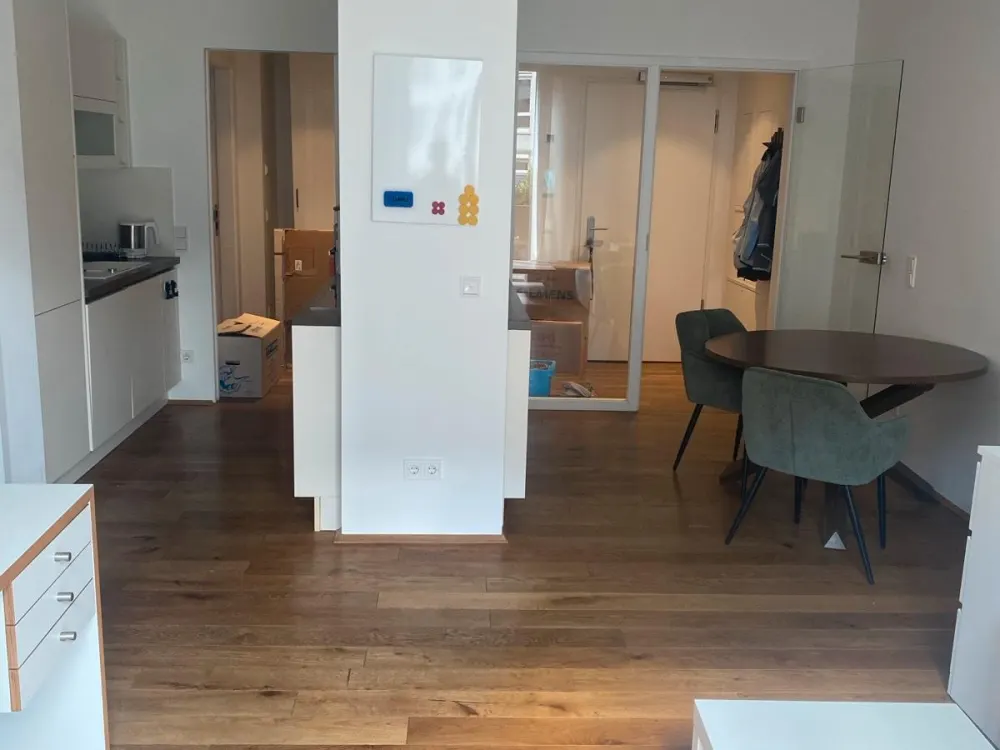 Helle 2 1/2 Zimmer Wohnung in Neubau, teilmöbliert