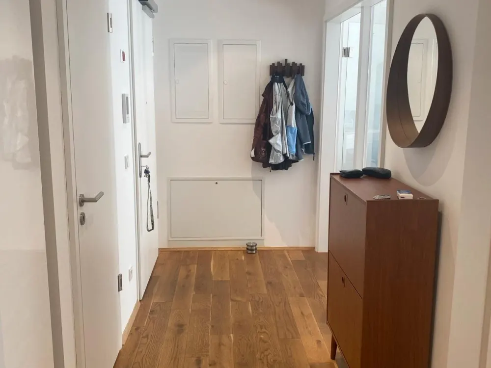 Helle 2 1/2 Zimmer Wohnung in Neubau, teilmöbliert