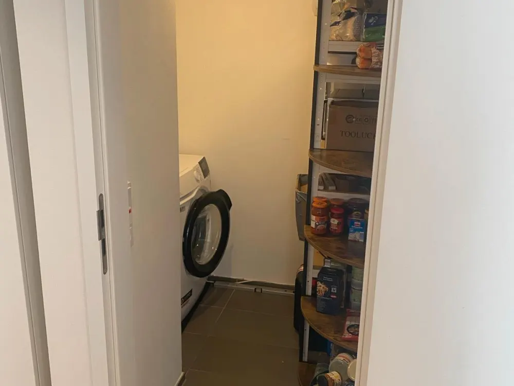 Helle 2 1/2 Zimmer Wohnung in Neubau, teilmöbliert