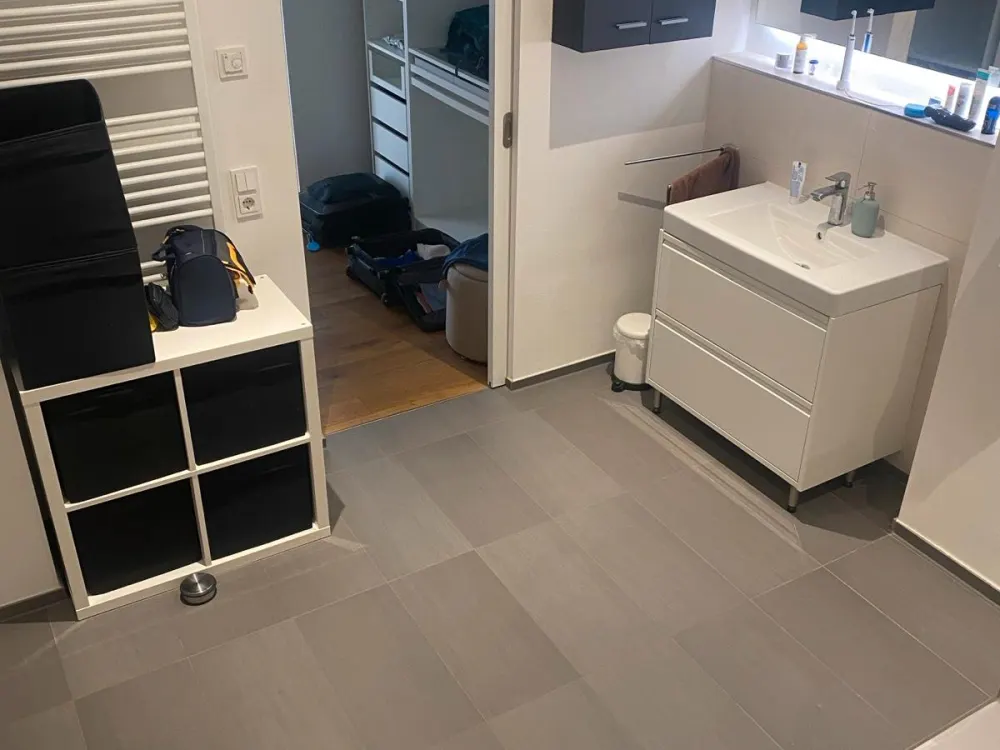 Helle 2 1/2 Zimmer Wohnung in Neubau, teilmöbliert