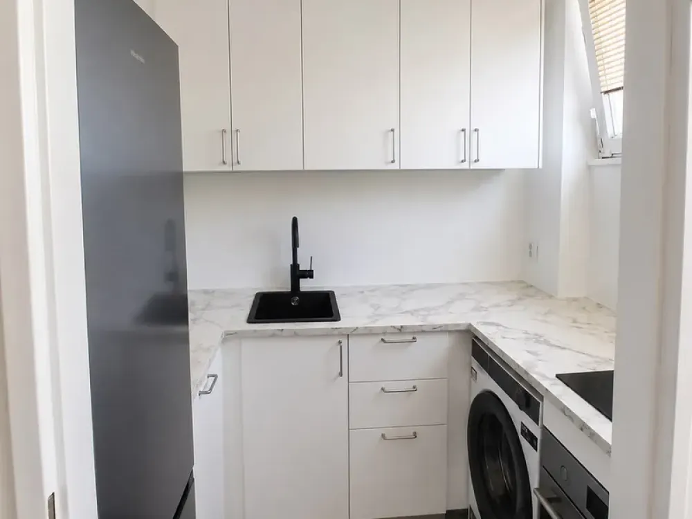 Frisch sanierte und möblierte 1-Zimmer-Wohnung mit Einbauküche in Charlottenburg**