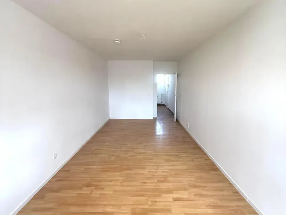 Frisch sanierte und möblierte 1-Zimmer-Wohnung mit Einbauküche in Charlottenburg**