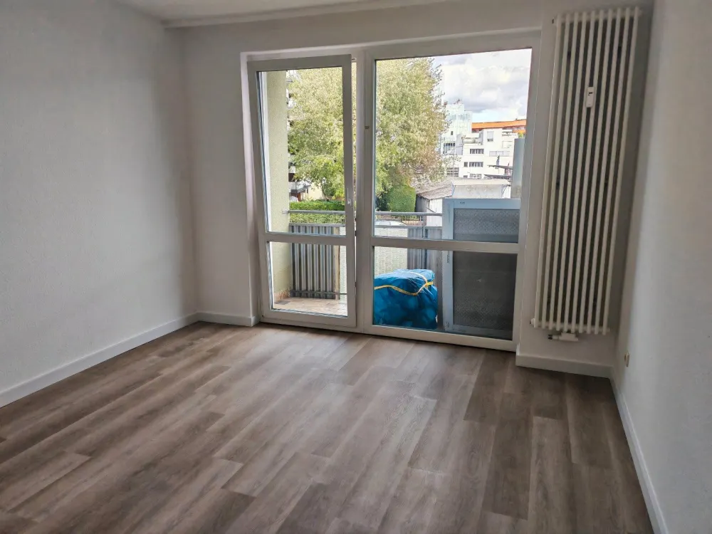 3ZW WOHNUNG NEU RENOVIERT WANNENBAD EINBAUKÜCHE BALKON ALLE ZIMMER TAGESLICHT KÖNIGSLACHERSTR NIEDERRAD NÄHE UNI KLINIK DFB CAMPUS FUSSLÄUFIG REWE ROSSMAN EIFLER PENNY TEDI BUSSE/BAHN